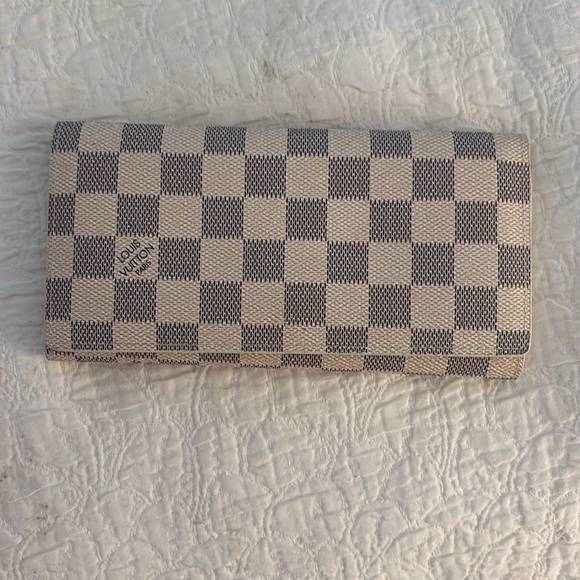 Cream Wallet - Picture 2 of 8